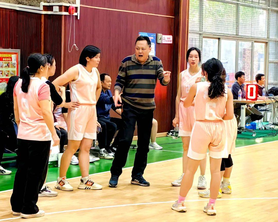 包含女子篮球比赛开打，球员展示实力风采的词条